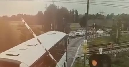 Szkolny autobus utknął na torach. Mamy nagranie