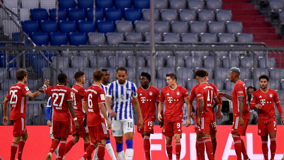 Zdjęcie okładkowe artykułu: PAP/EPA / LUKAS BARTH-TUTTAS / Na zdjęciu: piłkarze Bayernu Monachium cieszą się z bramki Roberta Lewandowskiego