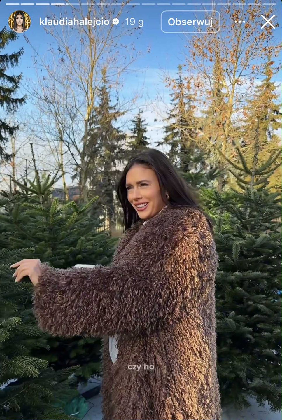 Klaudia Halejcio nosi najmodniejsze okrycie sezonu