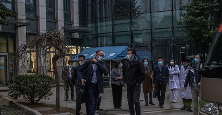 Tajemnica targu Huanan. Śledztwo w Wuhan