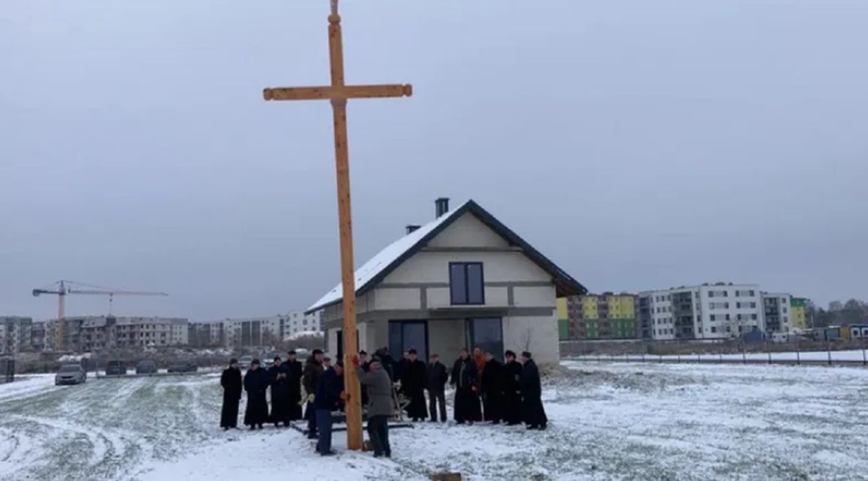 Na stronie parafii można znaleźć całą dokumentację fotograficzną o wzniesieniu krzyża w miejscu przyszłej parafii.