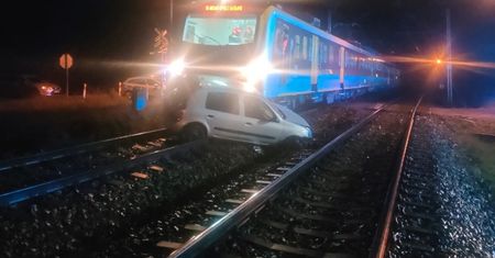 Sekundy od tragedii w Warmątowicach. Auto zawisło na torach, świadek uratował pasażera