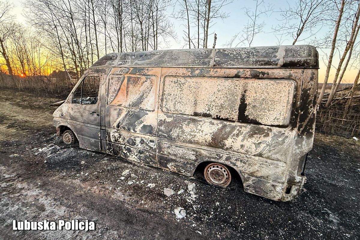 Lubuskie: Ukradli busa z przesyłkami. Spalonego porzucili w lesie