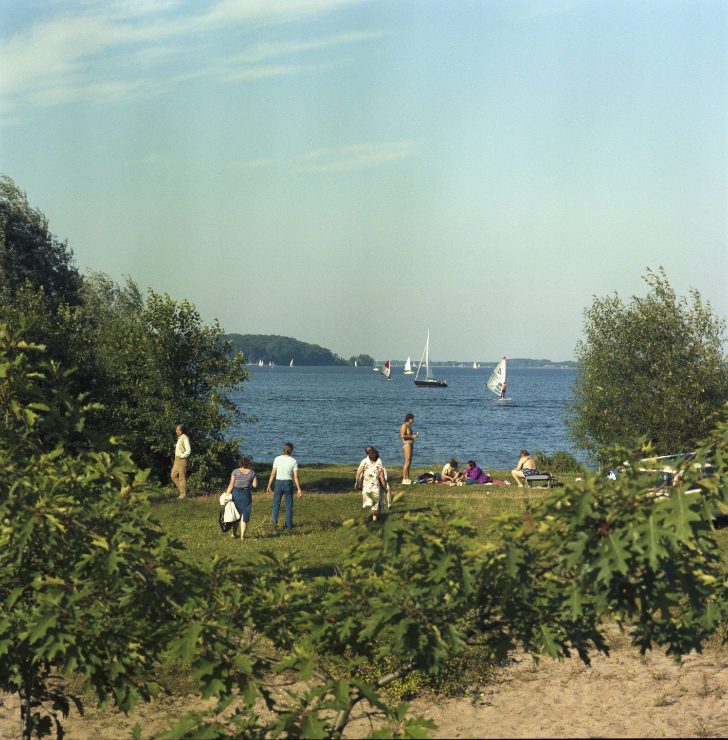 Ludzie nad Zalewem Zegrzyńskim w latach 80.