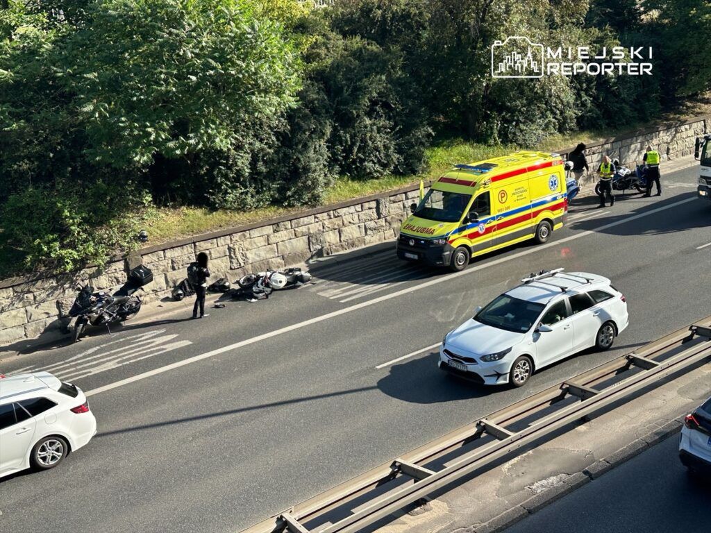 Zderzenie dwóch motocykli na Trasie Łazienkowskiej. Jeden kierujący w szpitalu