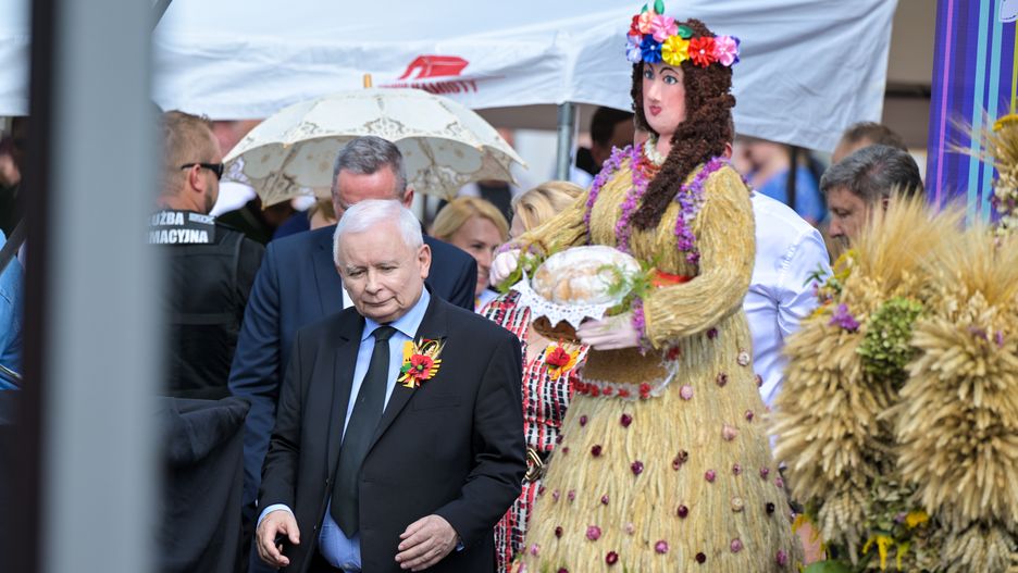 Jaros�aw Kaczy�ski
Parady� (woj. ��dzkie), 20.08.2023. Wicepremier, prezes PiS Jaros�aw Kaczy�ski na do�ynkach diecezjalno-wojew�dzko-powiatowo-gminnych w Parady�u, 20 bm. (aldg) PAP/Grzegorz Micha�owski
Grzegorz Micha�owski
diecezjalno-wojew�dzko-powiatowo-gminne, do�ynki, folklor, impreza, rolnictwo, rolnicza, tradycja, tradycje, tradycyjne