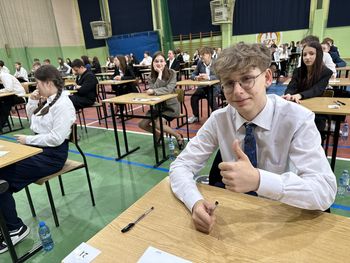 Egzamin ósmoklasisty w Tomaszowie 2025. Byliśmy w SP nr 1