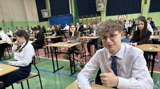 Egzamin ósmoklasisty w Tomaszowie 2025. Byliśmy w SP nr 1
