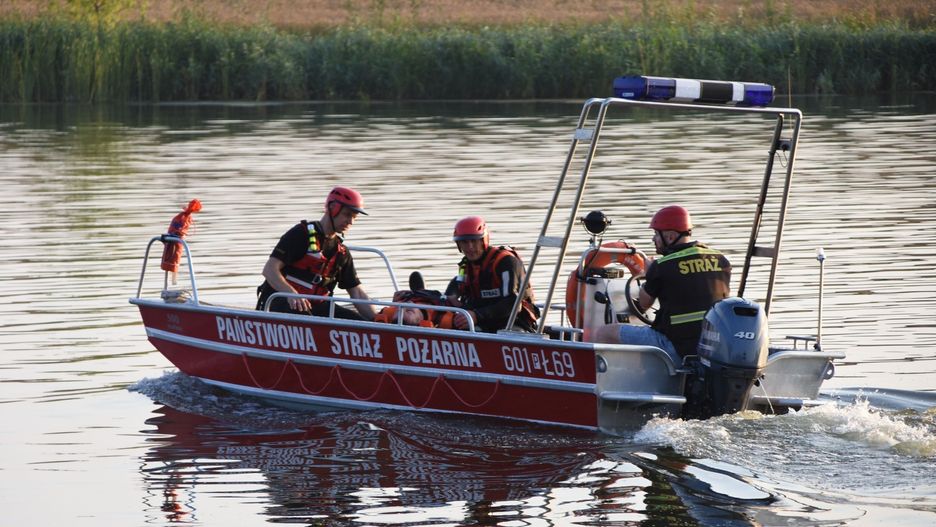 Akcja służb na jeziorze Grzymisławskim w Śremie! Ruszyli na pomoc osobom w wodzie. To scenariusz ćwiczeń strażaków, policjantów i WOPR