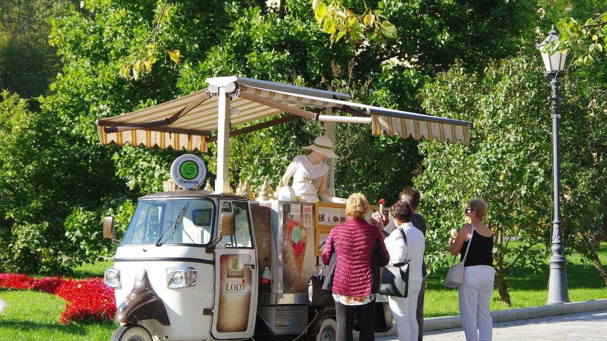 Ma?opolska Marek Bazak
PHOTO: ZOFIA I MAREK BAZAK / EAST NEWS 
Wojewodztwo malopolskie miasto Krynica Zdroj N/z Sprzedaz lodow w krynickim parku, mobilna lodziarnia.
ZOFIA BAZAK