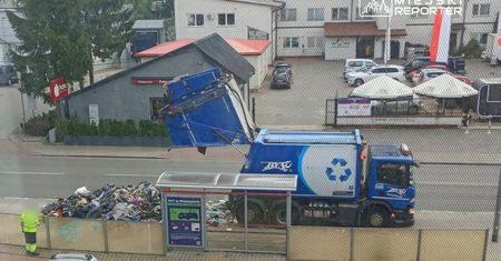 Warszawa: Pożar baterii w śmieciarce. Pracownicy wysypali śmieci na przystanek