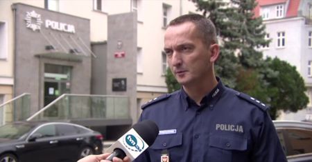 2,5-letnie dziecko, które wypadło z okna na trzecim piętrze w Poznaniu. Nie przeżyło.