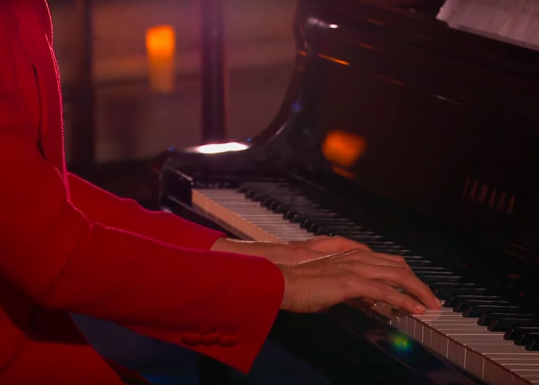 Księżna Kate gra na pianinie
