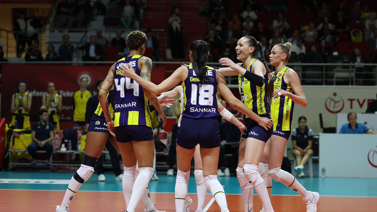 Twitter / fbvoleybol / Na zdjęciu: radość siatkarek Fenerbahce Opet Stambuł