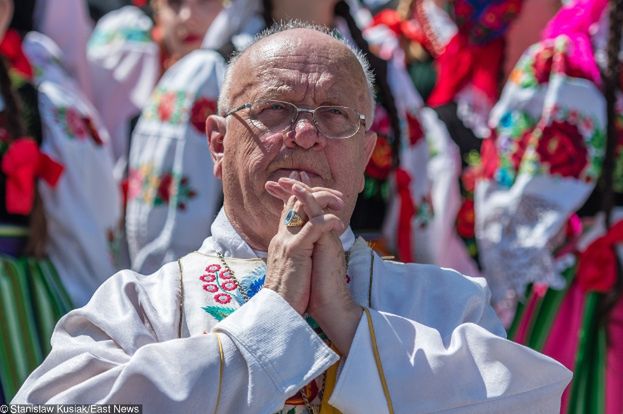 Biskup krytykuje "spodloną Warszawkę": "Chryste, roztrzaskaj glinianych idoli LGBT, CO PO LUDZKU GRZESZYĆ NIE POTRAFIĄ"