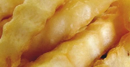 Przygotowane w piekarniku mrożone frytki karbowane lub proste z dodatkiem soli
