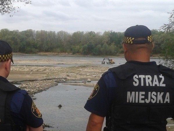 Strażnicy miejscy zabezpieczają prace archeologiczne na prawym brzegu Wisły