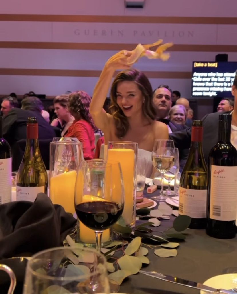 Miranda Kerr zajada się na gali bananem