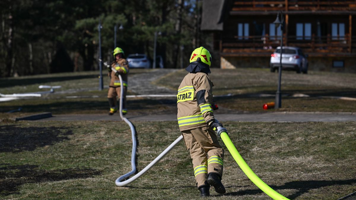 Dogaszanie pożaru. Zdjęcie ilustracyjne