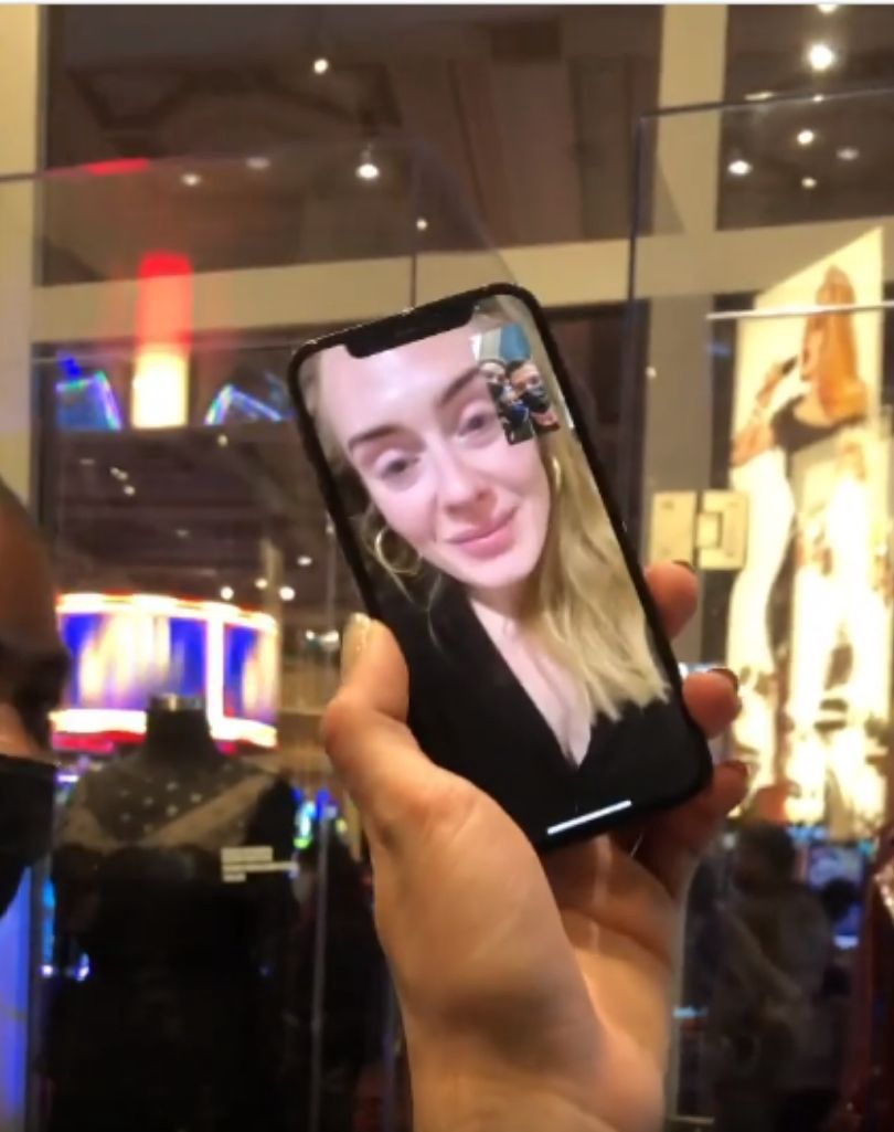 Adele rozmawia z fanami przybyłymi na jej koncert do Las Vegas