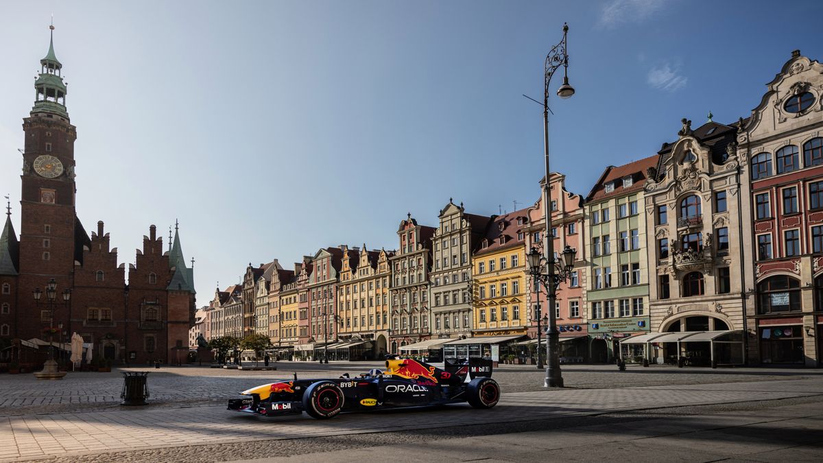 Zdjęcie okładkowe artykułu: Materiały prasowe / Marcin Kin / Na zdjęciu: bolid Red Bull Racing na wrocławskim Rynku