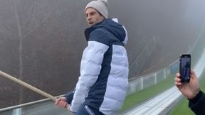 Co tam się działo? Nagle chwycił za miotłę na rozbiegu