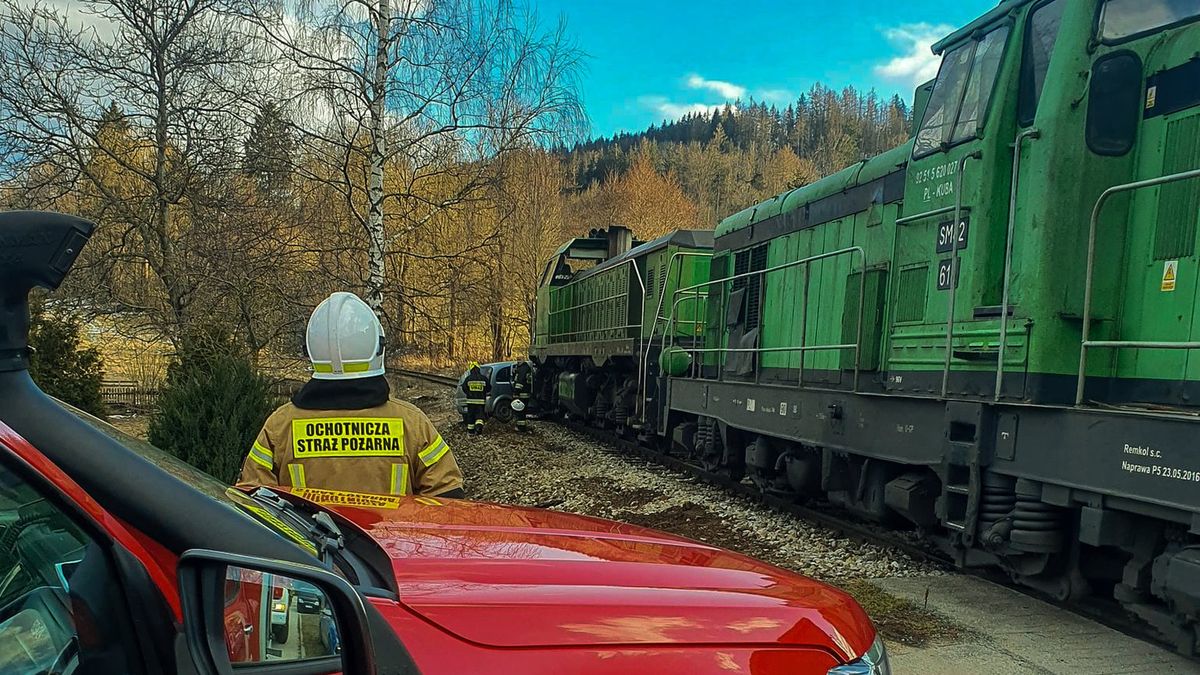 Kobieta wjechała samochodem pod pociąg towarowy