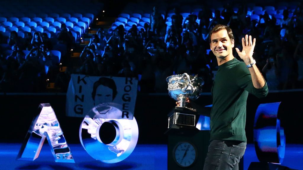 Roger Federer z trofeum dla zwycięzcy podczas ceremonii losowania głównej drabinki Australian Open 2018