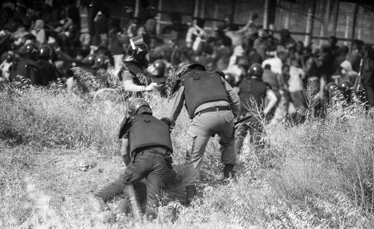 Melilla, masakra z 24 czerwca 2022 roku. Hiszpańska Guardia Civil zapędza migrantów pod płot 