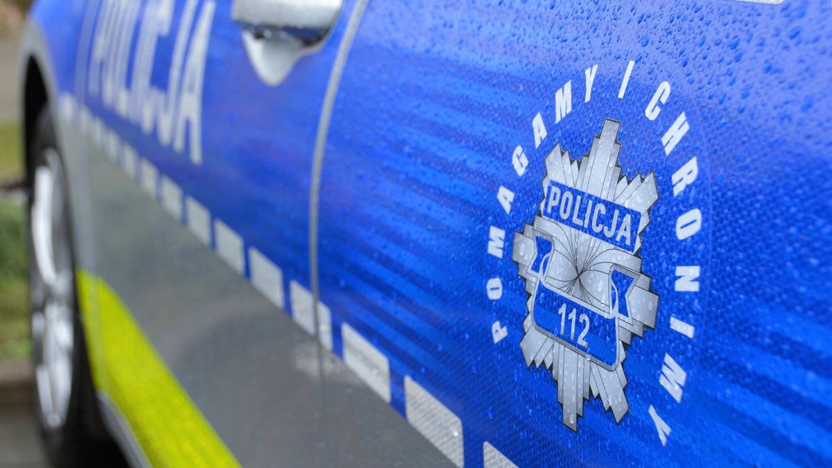 Policjanci wydostali miesięczne dziecko z auta