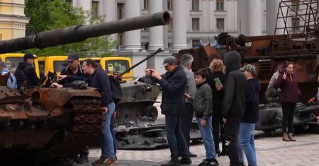 Zniszczone rosyjskie czołgi w centrum Kijowa. ''Musimy bronić naszej ojczyzny''