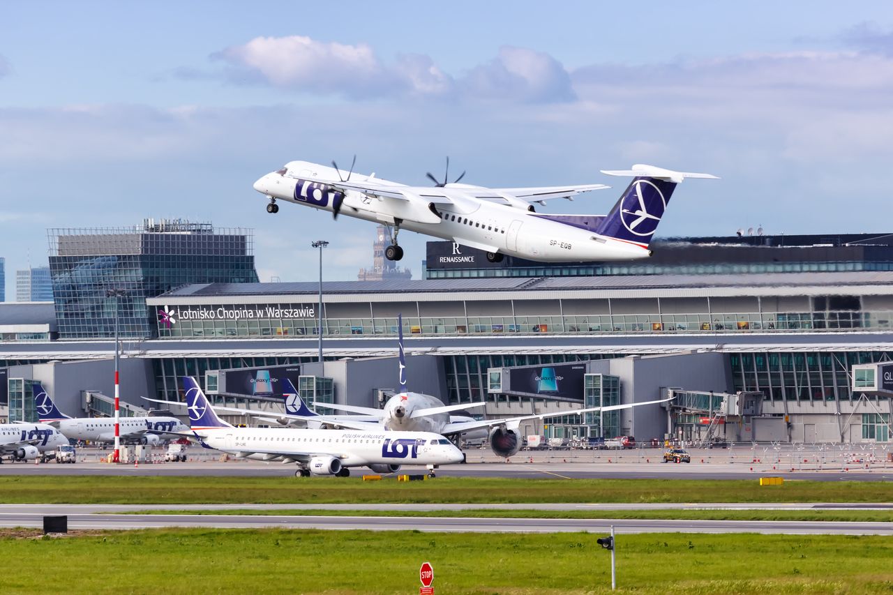 Bombardier DHC-8-400 na lotnisku w Warszawie