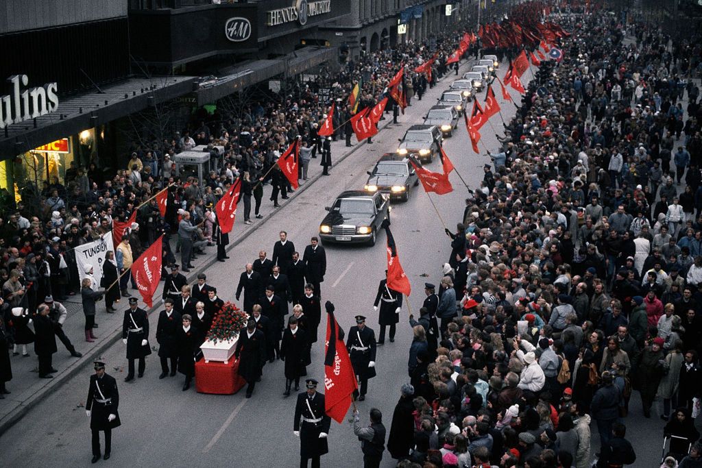 Funeral of Swedish Prime Minister Olof PalmePrime Minister of Sweden Olof Palme was the leader of the Swedish Social Democratic Party from 1969 until his assassination on February 28, 1986. He was shot in the back walking home from a cinema with his wife Lisbet. The murder has not been solved. (Photo by Ingrid Rossi/Sygma via Getty Images)Ingrid Rossipolitician:CB2, men:CB2, crowd:CB1, women:CB2, prime minister:CB2, political and social issues:CB2, urban scene:CB2, flag:CB2, coffin:CB2, pallbearer:CB2, socialist:CB2, government:CB2, transportation:CB2, spectators:CB2, customs and celebrations:CB2, Scandinavian ethnicity:CB2, honor guard:CB2, Swedish:CB2, limousine:CB2, funeral procession:CB2, funeral:CB2, street scene:CB2, Stockholm:CB2, Olof Palme:CB2