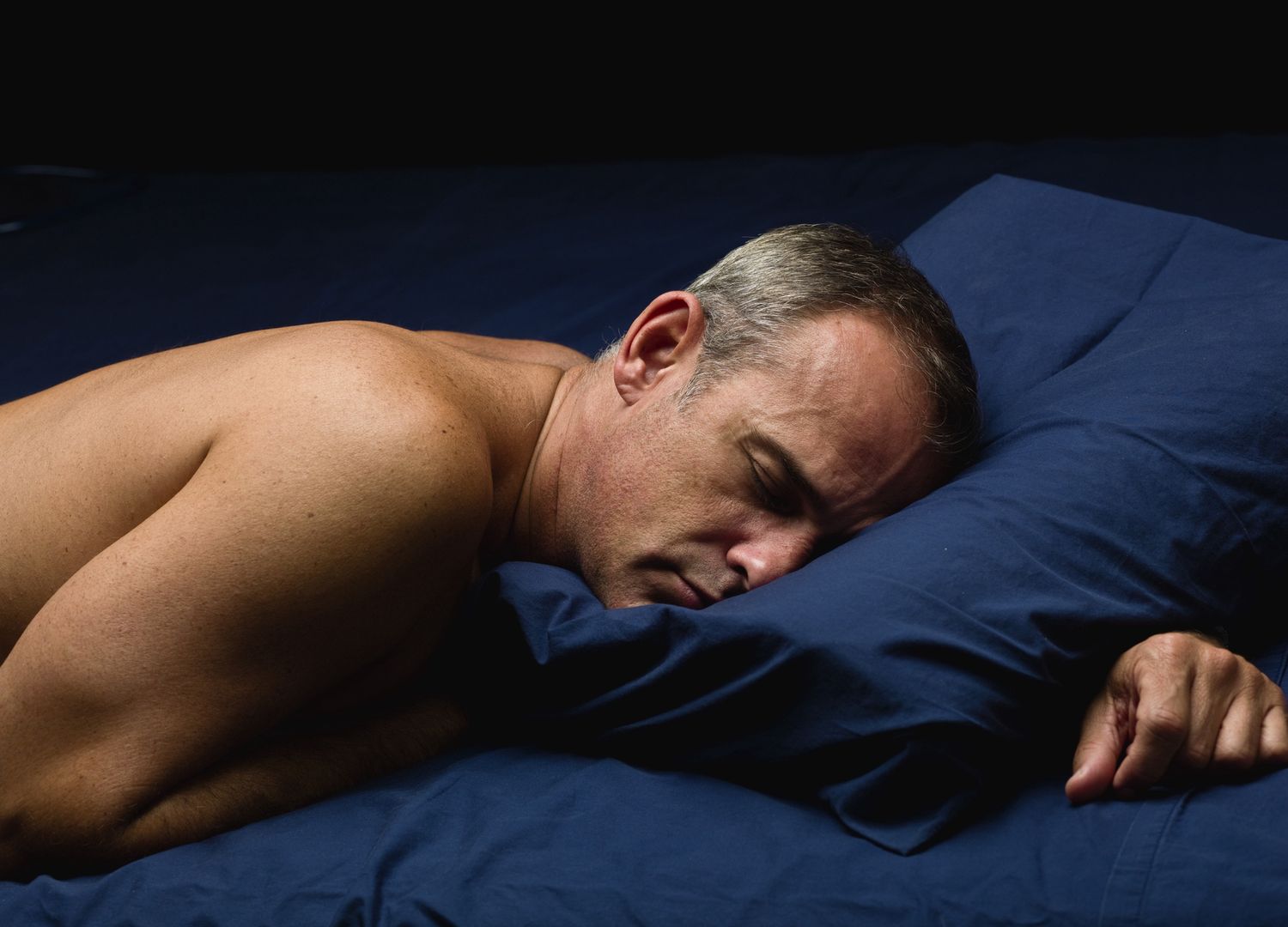 Najbardziej niebezpieczna pozycja snu. Lekarze ostrzegali od dawna
