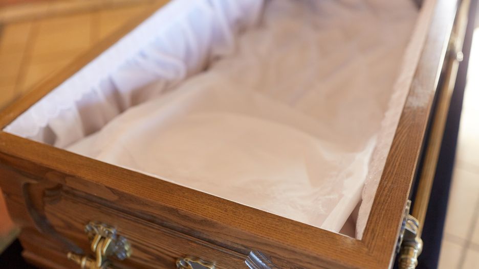 W ten sposób żegnano bliskich zmarłych. Przesądy i zwyczaje, które mogą zaskakiwać
