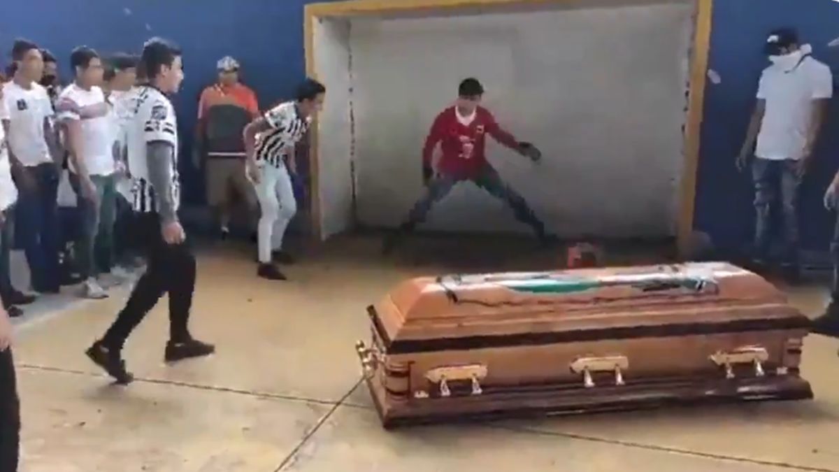 fragment filmu z pogrzebu 16-letniego Meksykanina Alexandra Martineza