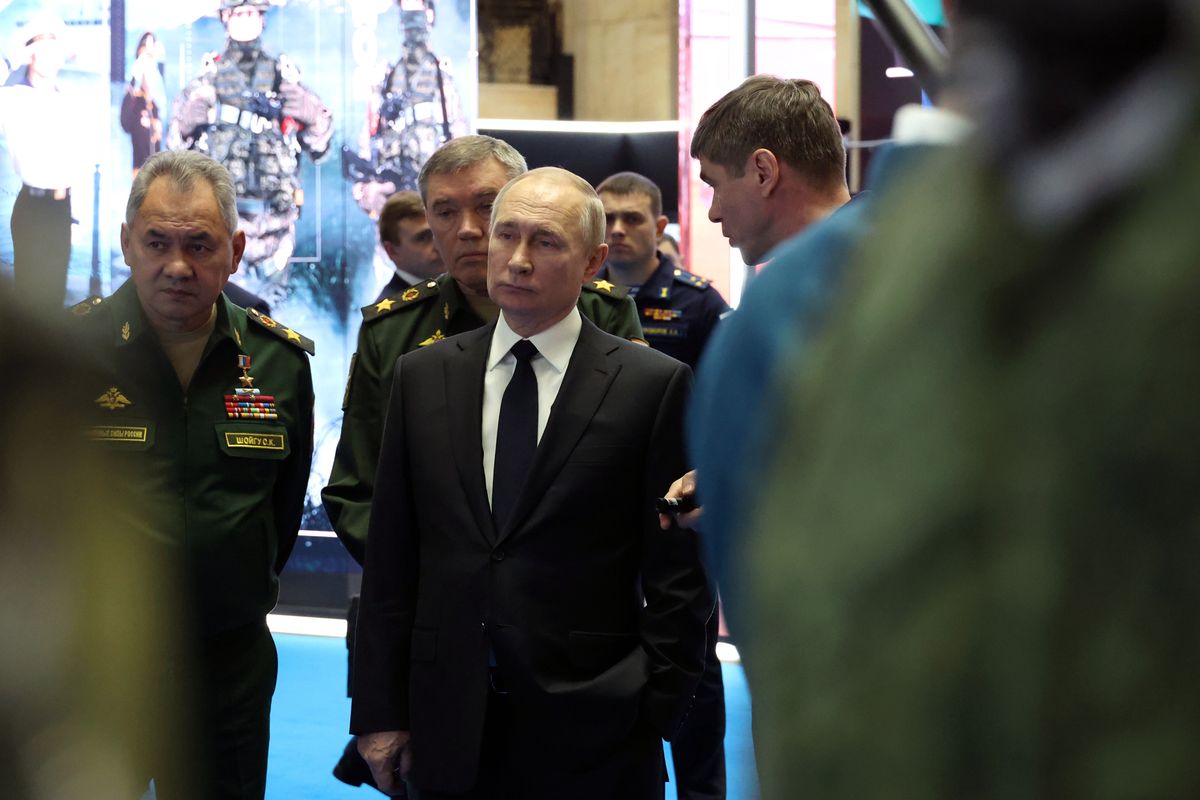 Siergiej Szojgu - rosyjski minister obrony, prezydent Władimir Putin i Walerij Gierasimow - Szef Sztabu Generalnego Sił Zbrojnych Rosji