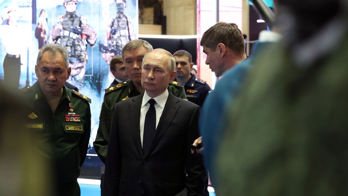 Russian President Vladimir Putin (C), accompanied by Defence Minister Sergei Shoigu (L) and Chief of the Russian General Staff Valery Gerasimov (beck), explores an exhibition after a meeting of the Russian Defence Ministry Board at the National Defence Control Centre in Moscow, Russia, 21 December 2022. Sergei Shoigu announced plans to put into service next year 22 launchers with intercontinental ballistic missiles Yars, Avangard and Sarmat, three Tu-160M strategic bombers, five submarines and 12 ships. Russian President Vladimir Putin supported the proposals made by the country's Defense Minister Sergei Shoigu on reforming the armed forces and instructed to report on the results of their discussion at the board of the department. EPA/SERGEY FADEICHEV/KREMLIN / POOL MANDATORY CREDIT Dostawca: PAP/EPA.