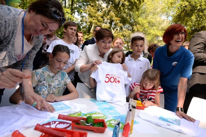 Premier Szydło przyjęła dzieci w ogrodach KPRM