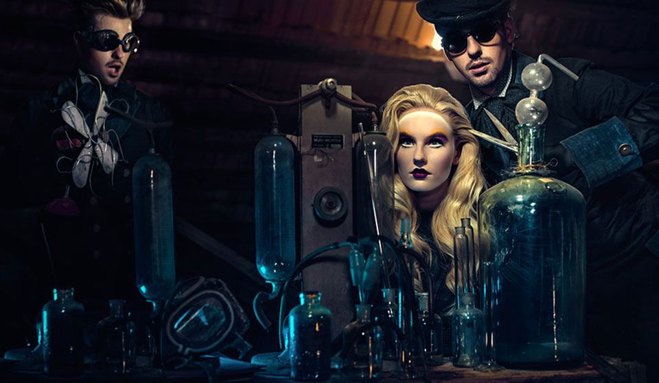 Steampunkowe kreacje czeskiej fotograf Simony Smrckovej, która oprócz portrecistki jest również fotografem ślubnym, przyciągają oko swoim komiksowym klimatem. Intrygujące urządzenia, stroje typowe dla nurtu i  świetna charakteryzacja – to główne czynniki fantastycznych zdjęć Simony.