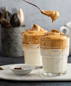 Dalgona coffee. Kawa o smaku krówki, którą zrobisz w kilka chwil