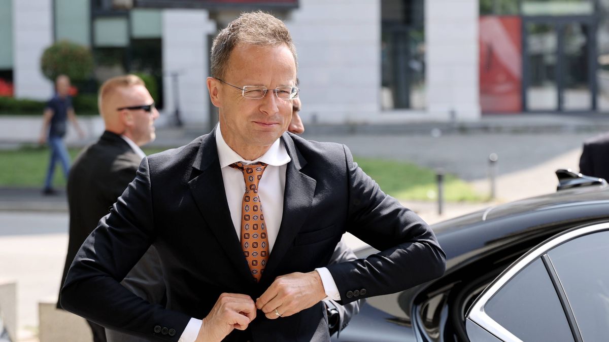 Hungarian Foreign Minister Peter Szijjarto visits North Macedonia
epa12172987 Hungarian Foreign Minister Peter Szijjarto arrives for a meeting with North Macedonia's Foreign Minister Timco Mucunski (not seen) in Skopje, Republic of North Macedonia, 13 June 2025. Hungarian Foreign Minister Peter Szijjarto arrived for a one day visit to North Macedonia.  EPA/GEORGI LICOVSKI 
Dostawca: PAP/EPA.
GEORGI LICOVSKI
meeting, diplomacy, politics, relations