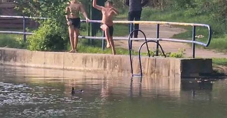 O włos od tragedii. Ryzykancka zabawa nad wodą