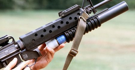 Granat antydronowy. Złap drona w sieć i ściągnij na ziemię