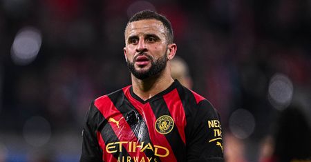 Pijany piłkarz Manchesteru City OBNAŻAŁ SIĘ w barze i całował kobietę. Zapomniał, że ma żonę?