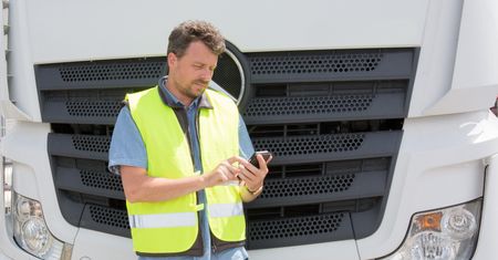 Czym są systemy teleinformatyczne i w jaki sposób pomagają zarządzać flotą?