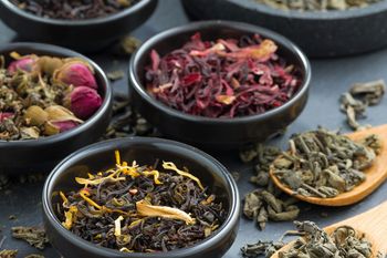 Pod żadnym pozorem nie zalewaj ich wrzątkiem. Będą smakować okropnie i stracą właściwości