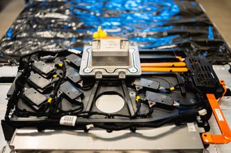 Co się dzieje z zepsutymi akumulatorami z e-aut? Oto sposób Renault w Zabrzu