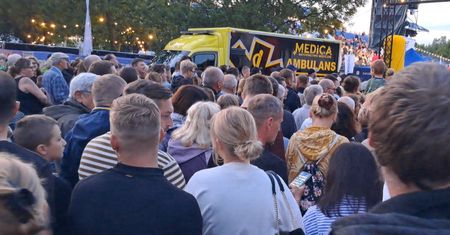 Tłumy ludzi czekały, aby wejść na wielkie widowisko