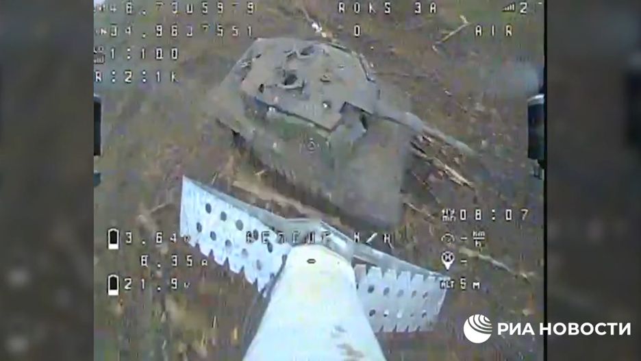 Rosyjski dron "kamikadze" atakujący niezbyt udaną makietę czołgu Leopard 2A4. 
